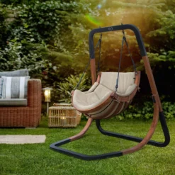AXI Capri Chaise Suspendue Sur Pied En Bois - Fauteuil / Siège Suspendu Suspendu Avec Support Pour Le Jardin - Balançoire En Beige Pour L'extérieur Pour 1 Personne - Chargement Jusqu'à 150 Kg -Jardin Meubles Magasin 1200x1200 1067