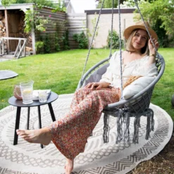 Chaise Suspendue Pour Intérieur Et Extérieur. Avec Oreiller, Porte-gobelet, Compartiment Livre Et Housse De Protection Chaise Suspendue Macramé Basket Pour Adultes Et Enfants. Peut Supporter Jusqu'à 125 Kg. VITA5 (Grijs) -Jardin Meubles Magasin 1200x1200 1103