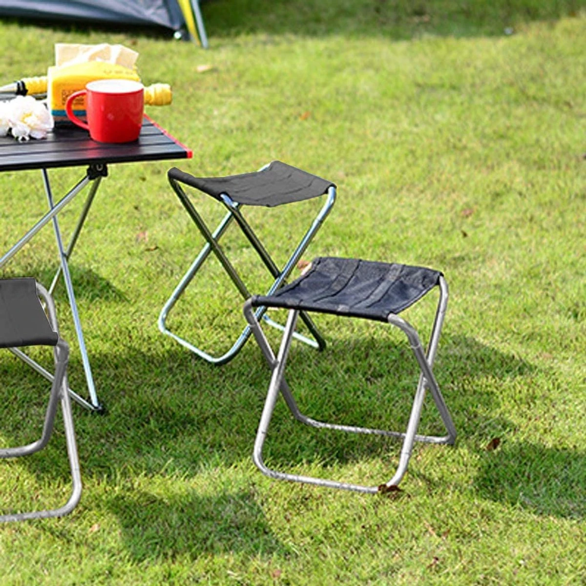 Tabouret Pliable D'extérieur, Tabouret Pliable En Alliage D'aluminium, Mini Tabouret Pliable Portable, Ultra Léger, Avec Sac De Rangement, Pour La Pêche, Le Camping, Le Barbecue, Les Voyages (Zwart Et Argent) 2 Tabouret Pliable D'extérieur, Tabouret Pliable En Alliage D'aluminium, Mini Tabouret Pliable Portable, Ultra Léger, Avec Sac De Rangement, Pour La Pêche, Le Camping, Le Barbecue, Les Voyages (Zwart Et Argent) – Image 2