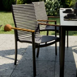 NATERIAL - Set De 4 Chaises De Jardin DORA Avec Accoudoirs - 4 X Chaises De Jardin - Empilables - Plastique Recyclé - Aluminium - Bois D'eucalyptus - Gris Foncé -Jardin Meubles Magasin 1200x1200 2440