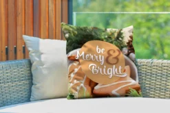 Coussins D'extérieur - Jardin - Citation Pour La Maison Pendant Noël 'Soyez Joyeux Et Lumineux' Sur Un Fond Avec Des Biscuits De Noël - 50x50 Cm -Jardin Meubles Magasin 1200x800 149