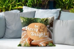 Coussins D'extérieur - Jardin - Citation Pour La Maison Pendant Noël 'Soyez Joyeux Et Lumineux' Sur Un Fond Avec Des Biscuits De Noël - 50x50 Cm -Jardin Meubles Magasin 1200x800 150