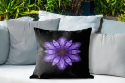 Sierkussen Mandala Outdoor - Un Mandala Clématite Violet Sur Fond Noir - 50x50 Cm - Coussin Carré De Jardin Résistant Aux Intempéries / Coussin De Salon De Jardin En Polyester -Jardin Meubles Magasin 1200x800 222
