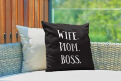 Coussins D'extérieur - Jardin - Citation Fête Des Mères Femme. Mom. Boss. Sur Fond Noir - 45x45 Cm -Jardin Meubles Magasin 1200x800 313