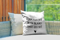 Coussin D'extérieur - Citation Néerlandaise : « Inspirez Des Baisers Et Soufflez Des Cœurs » Avec Un Cœur Noir Et Un Fond Blanc - 45x45 Cm - Résistant Aux Intempéries -Jardin Meubles Magasin 1200x800 360