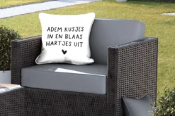 Coussin D'extérieur - Citation Néerlandaise : « Inspirez Des Baisers Et Soufflez Des Cœurs » Avec Un Cœur Noir Et Un Fond Blanc - 45x45 Cm - Résistant Aux Intempéries -Jardin Meubles Magasin 1200x800 362