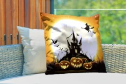 Coussins D'extérieur - Jardin - Une Illustration D'une Sorcière Survolant Un Château Pendant Halloween - 60x60 Cm -Jardin Meubles Magasin 1200x800 380