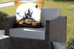 Coussins D'extérieur - Jardin - Une Illustration D'une Sorcière Survolant Un Château Pendant Halloween - 60x60 Cm -Jardin Meubles Magasin 1200x800 382