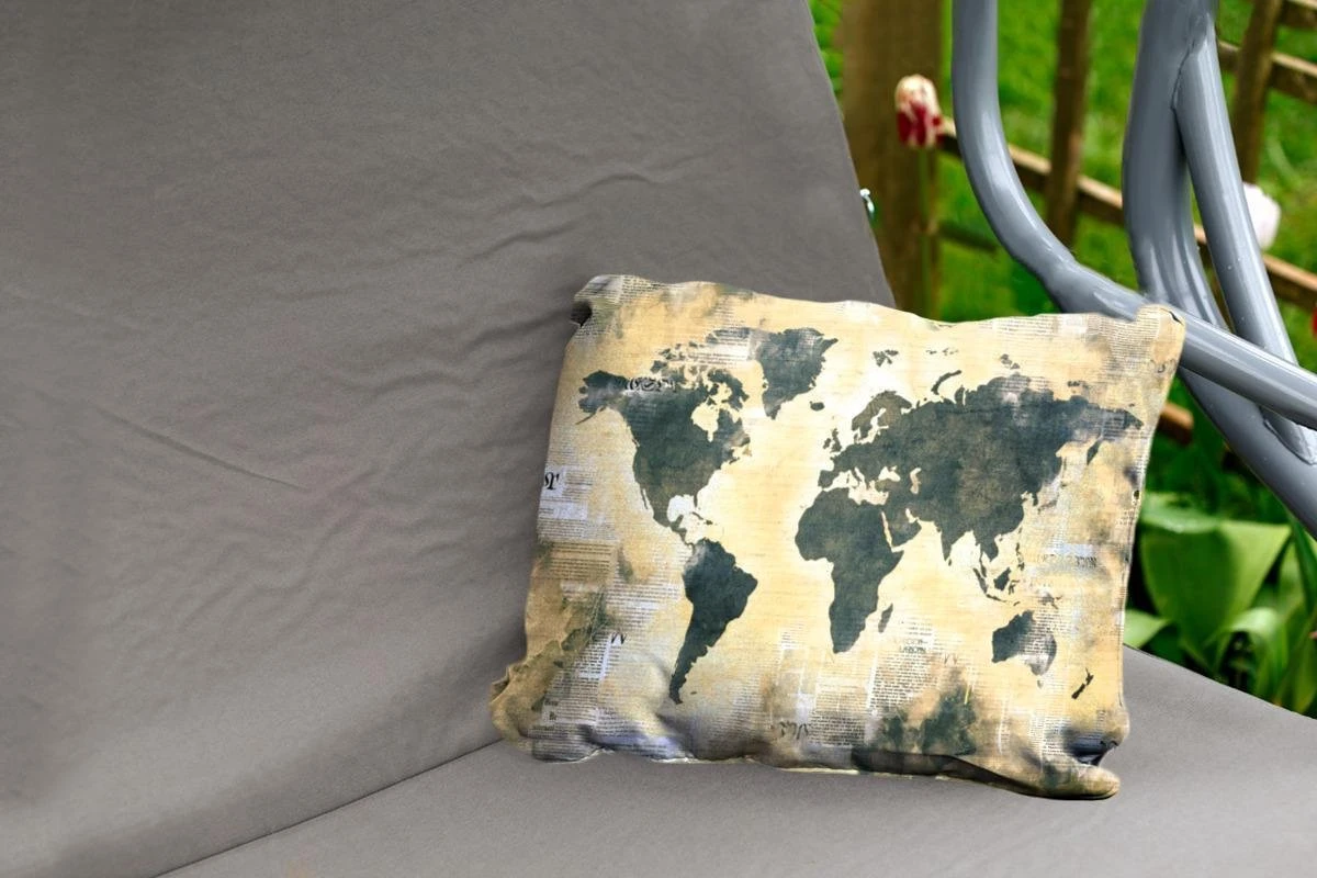 Coussins D'extérieur - Jardin - Carte Du Monde Sombre Avec Peinture Orange Et Gris Foncé Sur Fond De Papier Journal - 50x30 Cm 2 Coussins D'extérieur - Jardin - Carte Du Monde Sombre Avec Peinture Orange Et Gris Foncé Sur Fond De Papier Journal - 50x30 Cm – Image 2