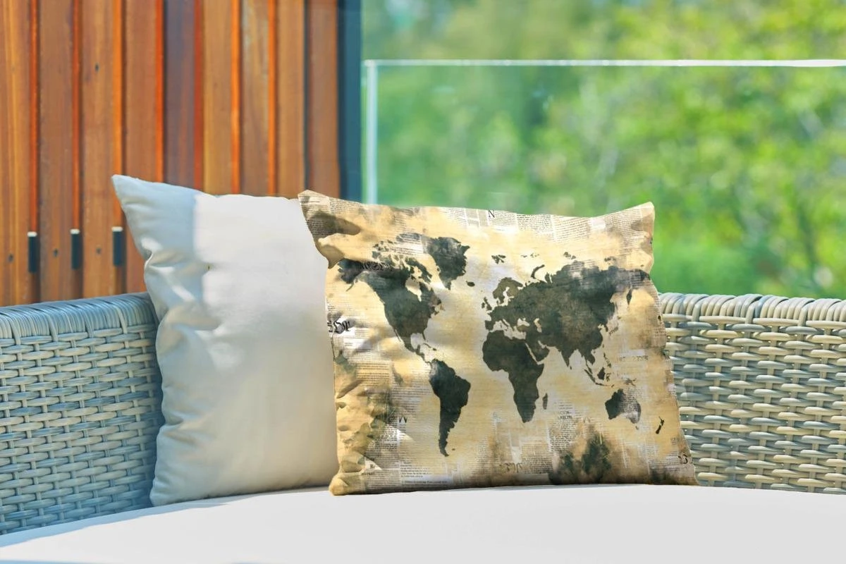 Coussins D'extérieur - Jardin - Carte Du Monde Sombre Avec Peinture Orange Et Gris Foncé Sur Fond De Papier Journal - 50x30 Cm 3 Coussins D'extérieur - Jardin - Carte Du Monde Sombre Avec Peinture Orange Et Gris Foncé Sur Fond De Papier Journal - 50x30 Cm – Image 3