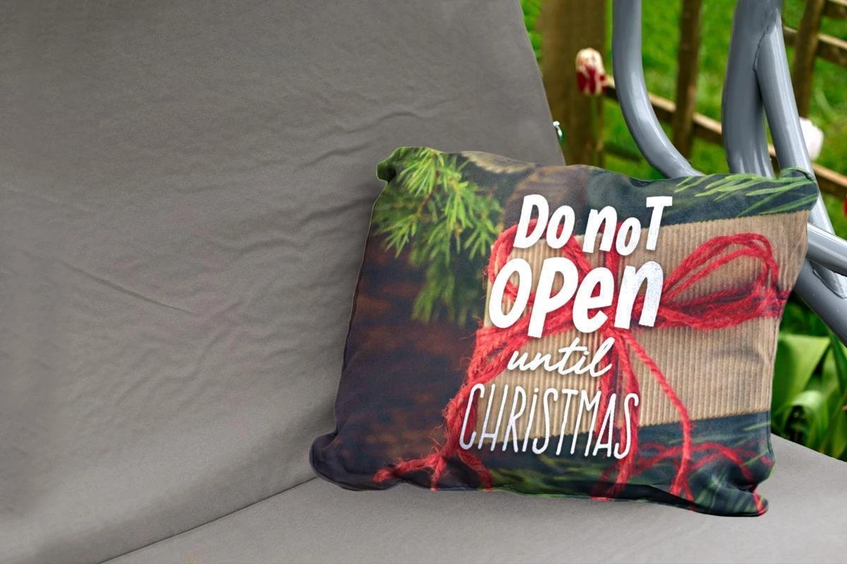 Coussins D'extérieur - Jardin - Citation Pour La Maison à Noël 'Ne Pas Ouvrir Avant Noël' Sur Fond Avec Un Cadeau - 60x40 Cm 2 Coussins D'extérieur - Jardin - Citation Pour La Maison à Noël 'Ne Pas Ouvrir Avant Noël' Sur Fond Avec Un Cadeau - 60x40 Cm – Image 2
