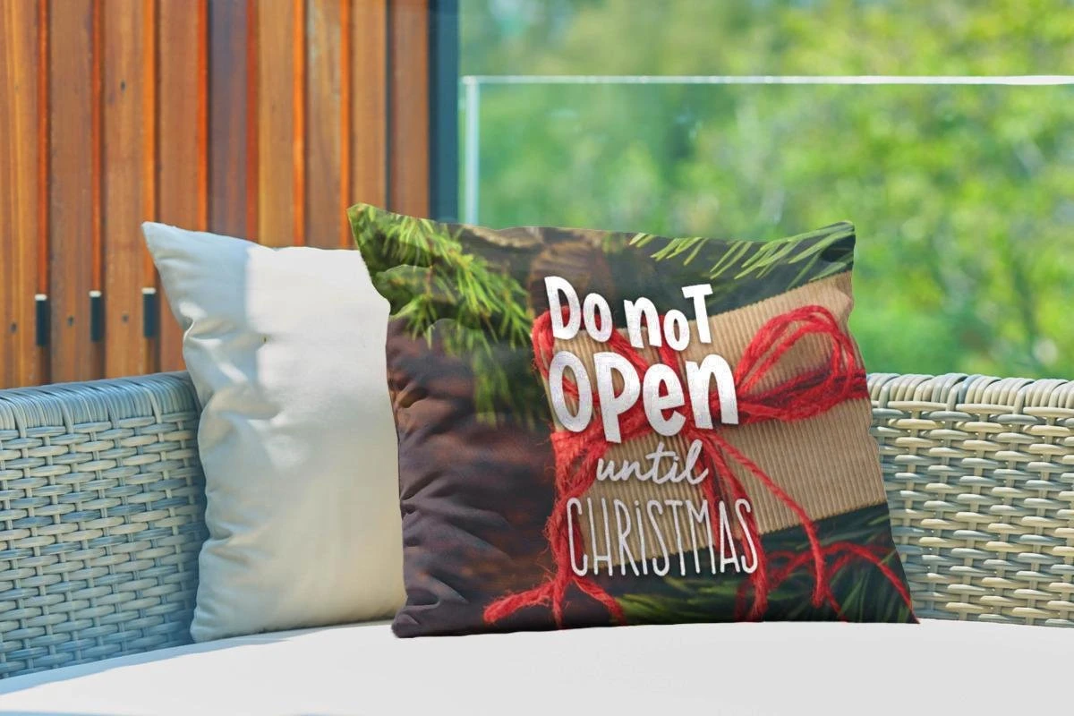 Coussins D'extérieur - Jardin - Citation Pour La Maison à Noël 'Ne Pas Ouvrir Avant Noël' Sur Fond Avec Un Cadeau - 60x40 Cm 3 Coussins D'extérieur - Jardin - Citation Pour La Maison à Noël 'Ne Pas Ouvrir Avant Noël' Sur Fond Avec Un Cadeau - 60x40 Cm – Image 3