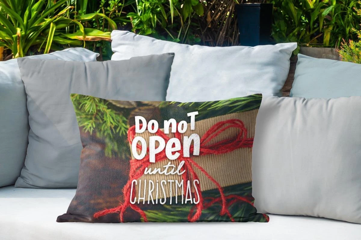 Coussins D'extérieur - Jardin - Citation Pour La Maison à Noël 'Ne Pas Ouvrir Avant Noël' Sur Fond Avec Un Cadeau - 60x40 Cm 4 Coussins D'extérieur - Jardin - Citation Pour La Maison à Noël 'Ne Pas Ouvrir Avant Noël' Sur Fond Avec Un Cadeau - 60x40 Cm – Image 4