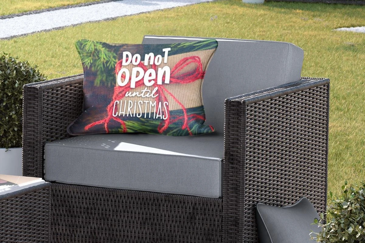 Coussins D'extérieur - Jardin - Citation Pour La Maison à Noël 'Ne Pas Ouvrir Avant Noël' Sur Fond Avec Un Cadeau - 60x40 Cm 5 Coussins D'extérieur - Jardin - Citation Pour La Maison à Noël 'Ne Pas Ouvrir Avant Noël' Sur Fond Avec Un Cadeau - 60x40 Cm – Image 5