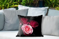 Sierkussen Rose Rose Pour L'extérieur - Une Photo De Roses Roses Sur Fond Noir - 45x45 Cm - Coussin De Jardin Carré Résistant Aux Intempéries / Coussin De Mobilier De Jardin En Polyester -Jardin Meubles Magasin 1200x800 553