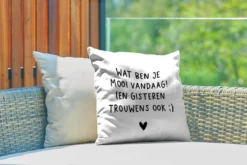 Coussin De Jardin - Citation Hollandaise : 'Qu'est-ce Que Tu Es Aujourd'hui ! (Et Hier Aussi, D'ailleurs)' Sur Fond Blanc - 40x40 Cm - Résistant Aux Intempéries -Jardin Meubles Magasin 1200x800 564