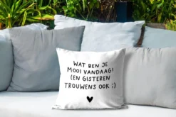 Coussin De Jardin - Citation Hollandaise : 'Qu'est-ce Que Tu Es Aujourd'hui ! (Et Hier Aussi, D'ailleurs)' Sur Fond Blanc - 40x40 Cm - Résistant Aux Intempéries -Jardin Meubles Magasin 1200x800 565