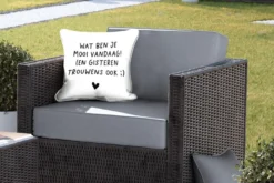 Coussin De Jardin - Citation Hollandaise : 'Qu'est-ce Que Tu Es Aujourd'hui ! (Et Hier Aussi, D'ailleurs)' Sur Fond Blanc - 40x40 Cm - Résistant Aux Intempéries -Jardin Meubles Magasin 1200x800 566