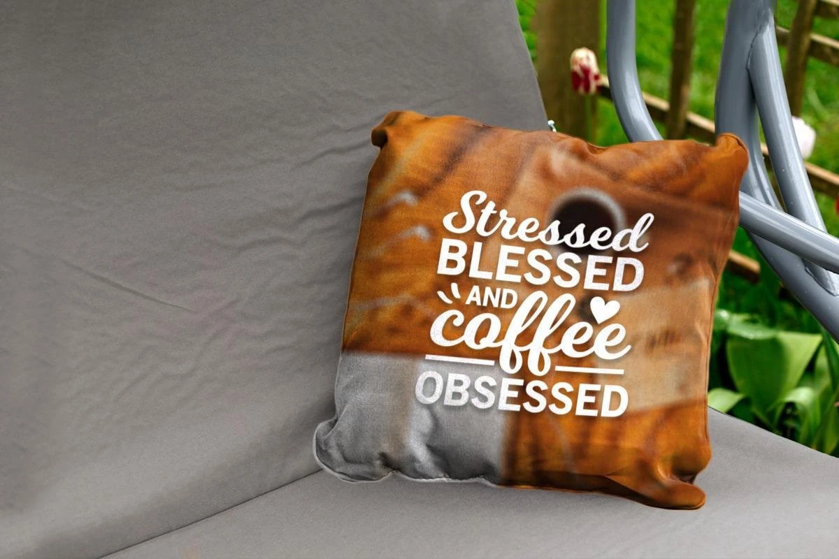 Coussins D'extérieur - Jardin - Citation De Café 'Stressé, Béni Et Obsédé Par Le Café' Avec Un Fond De Café - 45x45 Cm 2 Coussins D'extérieur - Jardin - Citation De Café 'Stressé, Béni Et Obsédé Par Le Café' Avec Un Fond De Café - 45x45 Cm – Image 2