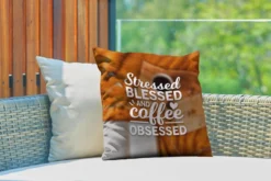 Coussins D'extérieur - Jardin - Citation De Café 'Stressé, Béni Et Obsédé Par Le Café' Avec Un Fond De Café - 45x45 Cm 7 Coussins D'extérieur - Jardin - Citation De Café 'Stressé, Béni Et Obsédé Par Le Café' Avec Un Fond De Café - 45x45 Cm -Jardin Meubles Magasin 1200x800 568