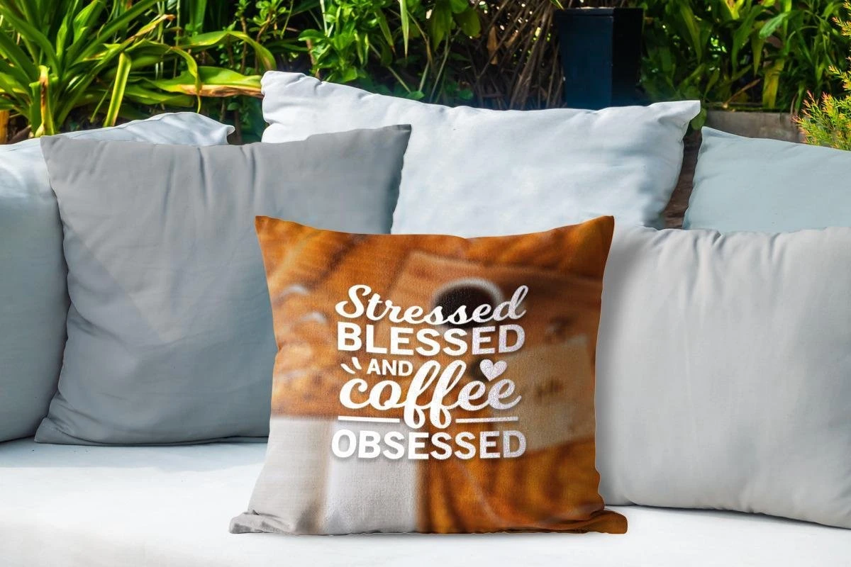 Coussins D'extérieur - Jardin - Citation De Café 'Stressé, Béni Et Obsédé Par Le Café' Avec Un Fond De Café - 45x45 Cm 4 Coussins D'extérieur - Jardin - Citation De Café 'Stressé, Béni Et Obsédé Par Le Café' Avec Un Fond De Café - 45x45 Cm – Image 4