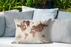 Coussins D'extérieur - Jardin - Wereldkaart En Bois Brut Avec Rose Des Vents Sur Fond Rose - 60x40 Cm -Jardin Meubles Magasin 1200x800 577