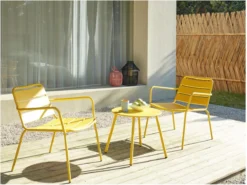 MYLIA Salon De Jardin MIRMANDE En Métal : 2 Fauteuils Empilables Et Une Table D'appoint - Jaune L 60 Cm X H 71,5 Cm X P 67,5 Cm