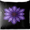 Sierkussen Mandala Outdoor - Un Mandala Clématite Violet Sur Fond Noir - 50x50 Cm - Coussin Carré De Jardin Résistant Aux Intempéries / Coussin De Salon De Jardin En Polyester