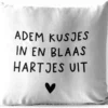 Coussin D'extérieur - Citation Néerlandaise : « Inspirez Des Baisers Et Soufflez Des Cœurs » Avec Un Cœur Noir Et Un Fond Blanc - 45x45 Cm - Résistant Aux Intempéries