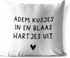 Coussin D'extérieur - Citation Néerlandaise : « Inspirez Des Baisers Et Soufflez Des Cœurs » Avec Un Cœur Noir Et Un Fond Blanc - 45x45 Cm - Résistant Aux Intempéries